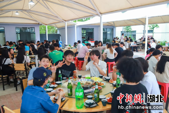 毕业宴热闹开席