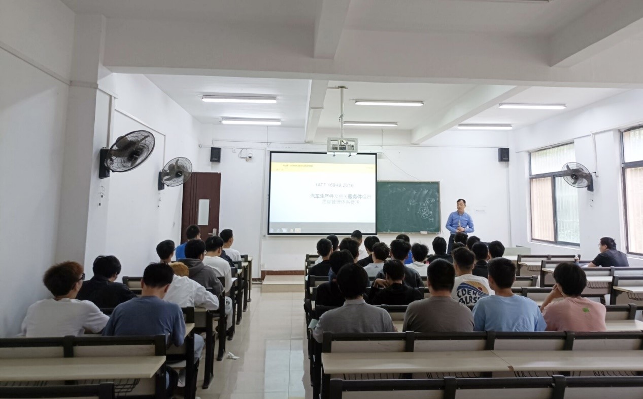 会议室里的人们描述已自动生成