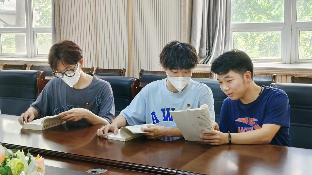 医药学院组织开展“学习新思想”专题学习读书会