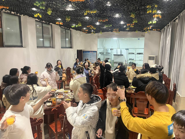 文学院师生共享“甲辰之冬”火锅宴