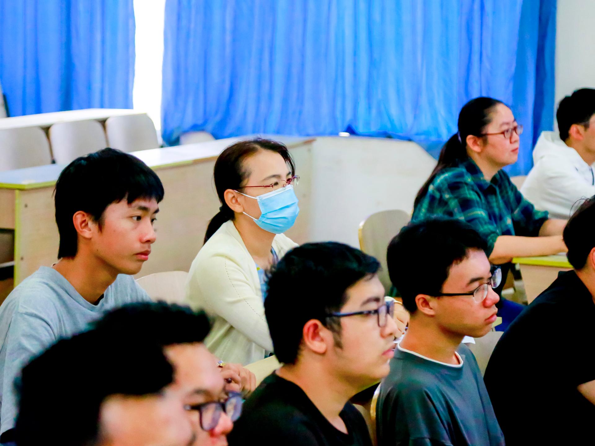 校长助理、党委教师工作部部长董妍玲详细记录化学与环境工程学院教师黄中梅的《医学基础化学》授课内容.JPG
