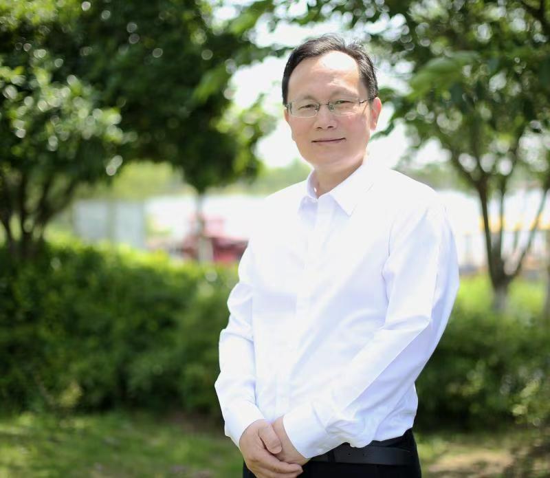 文学院院长 余志平