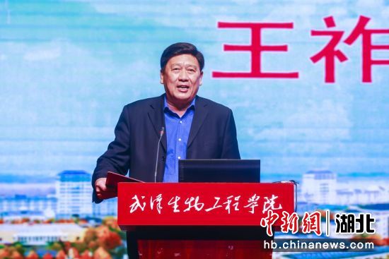 该校校长王祚桥致辞