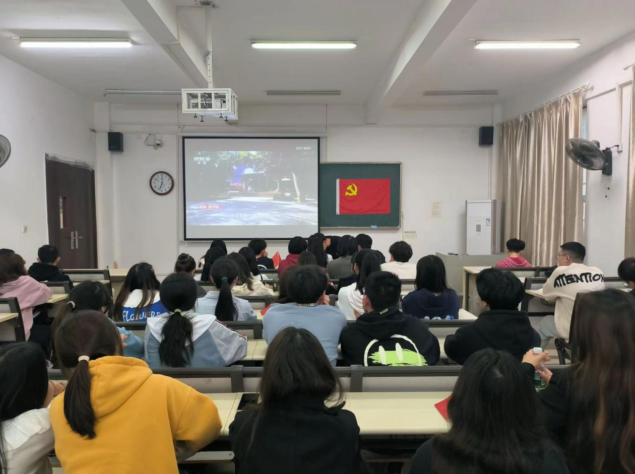 点击并拖拽以移动