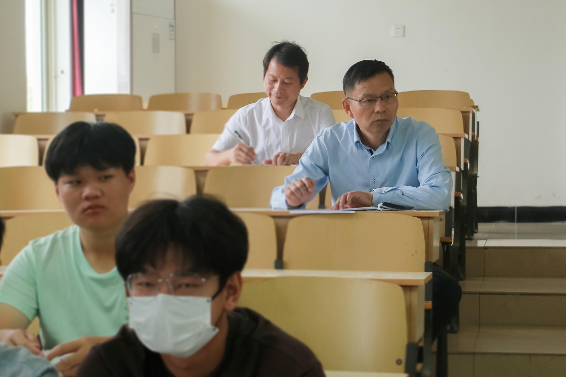 副校长邱建洲(右一)深入课堂,聆听园林园艺学院杨嫒老师的《苗木繁育技术理论》课程(记者 谈宇锋 摄).jpg