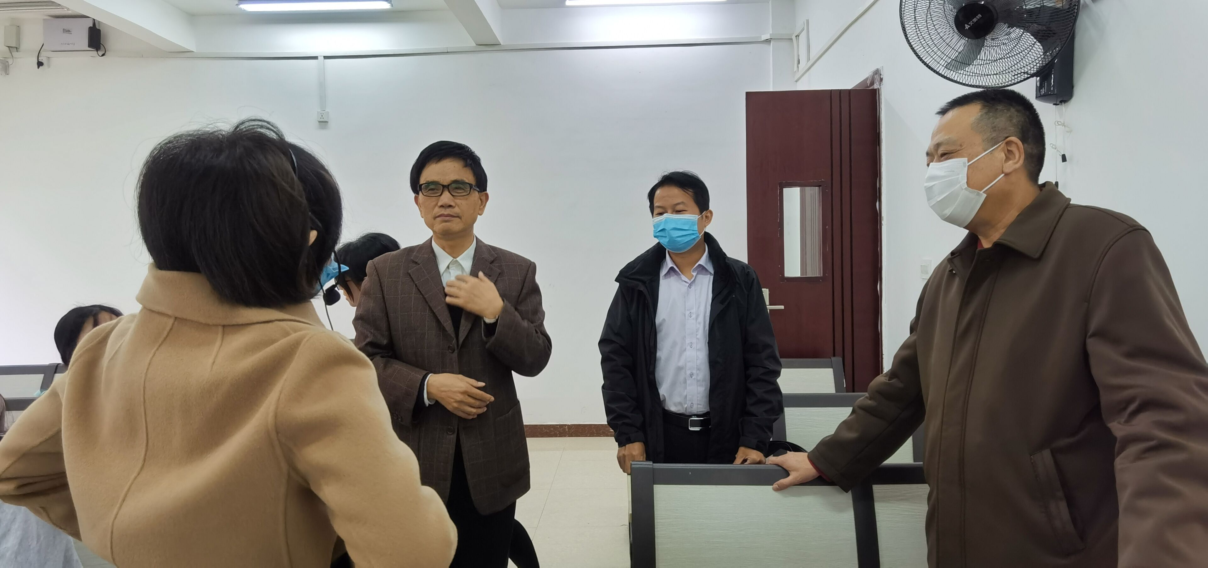 赵正洲深入课堂听课.jpg