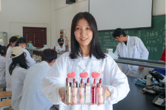 同学们自制的中药口红