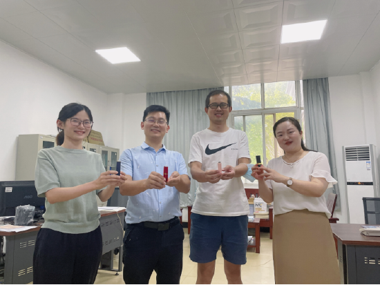 老师们收到学生们的特殊节日礼物，喜笑颜开