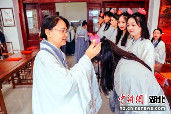 师长以绢花簪于学子之冠发，寓意学有所成 陈冲 摄