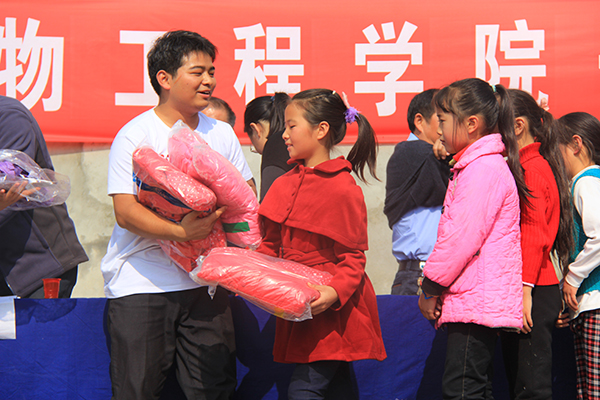 骆群曙给孩子送冬衣.JPG