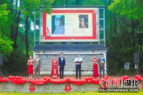 该校党委书记江珩担任主婚人致辞