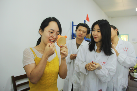 辅导员李康宇老师试用学生们自制的中药口红