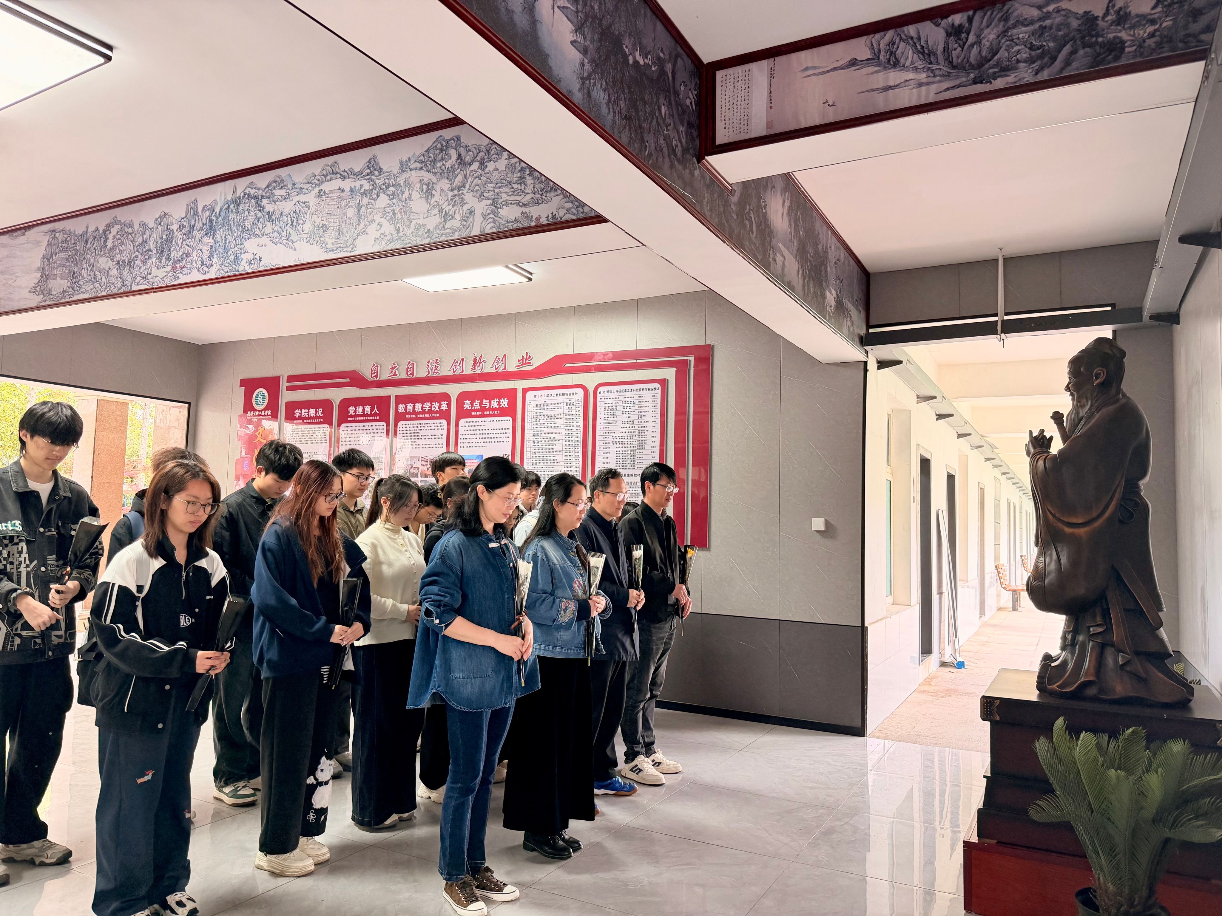 文学院举办2026年清明“文韵忠魂”祭奠活动