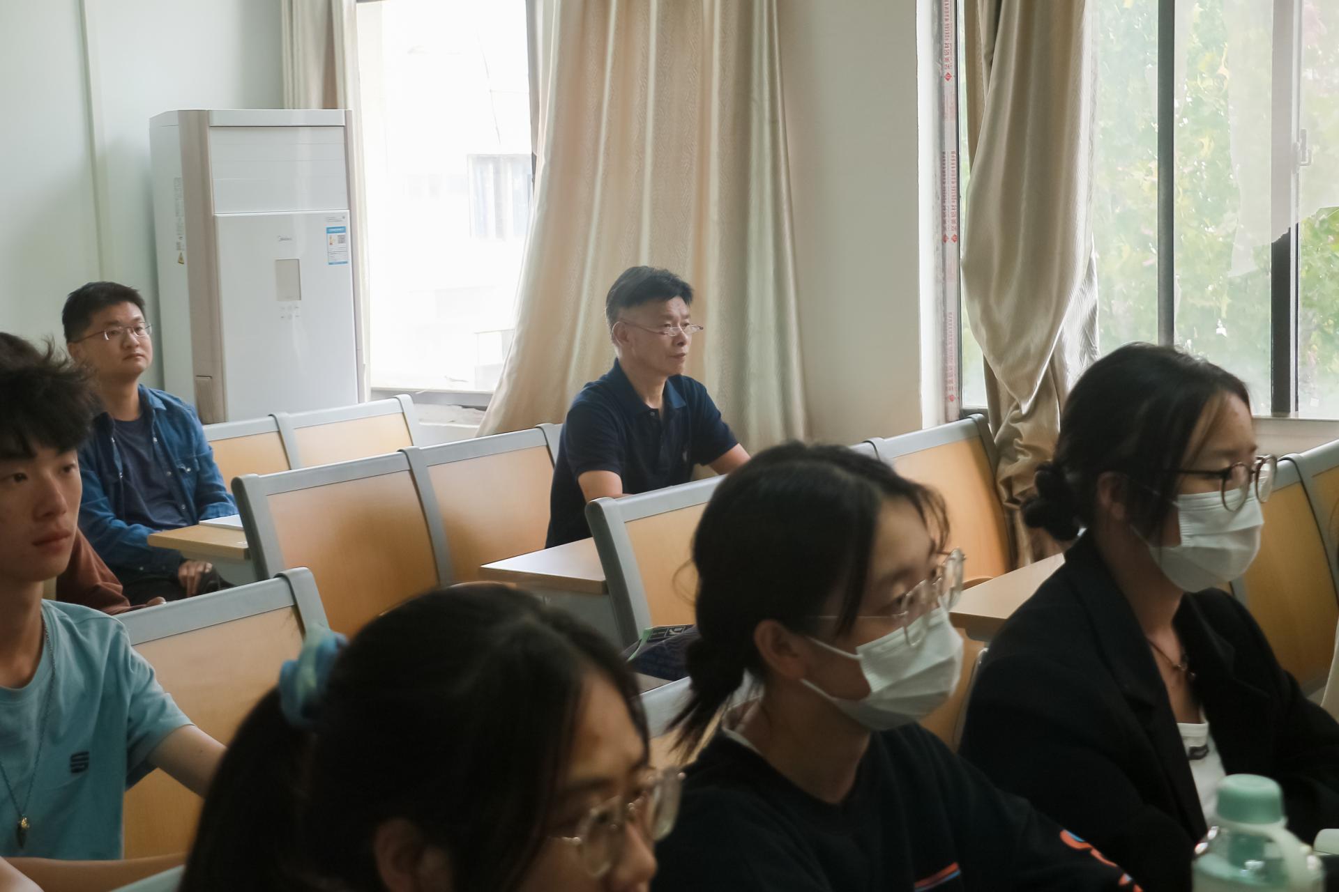 副校长李斌成(中排右一)聆听建筑工程学院教师胡俊威的《工程制图(一)》课程.jpg