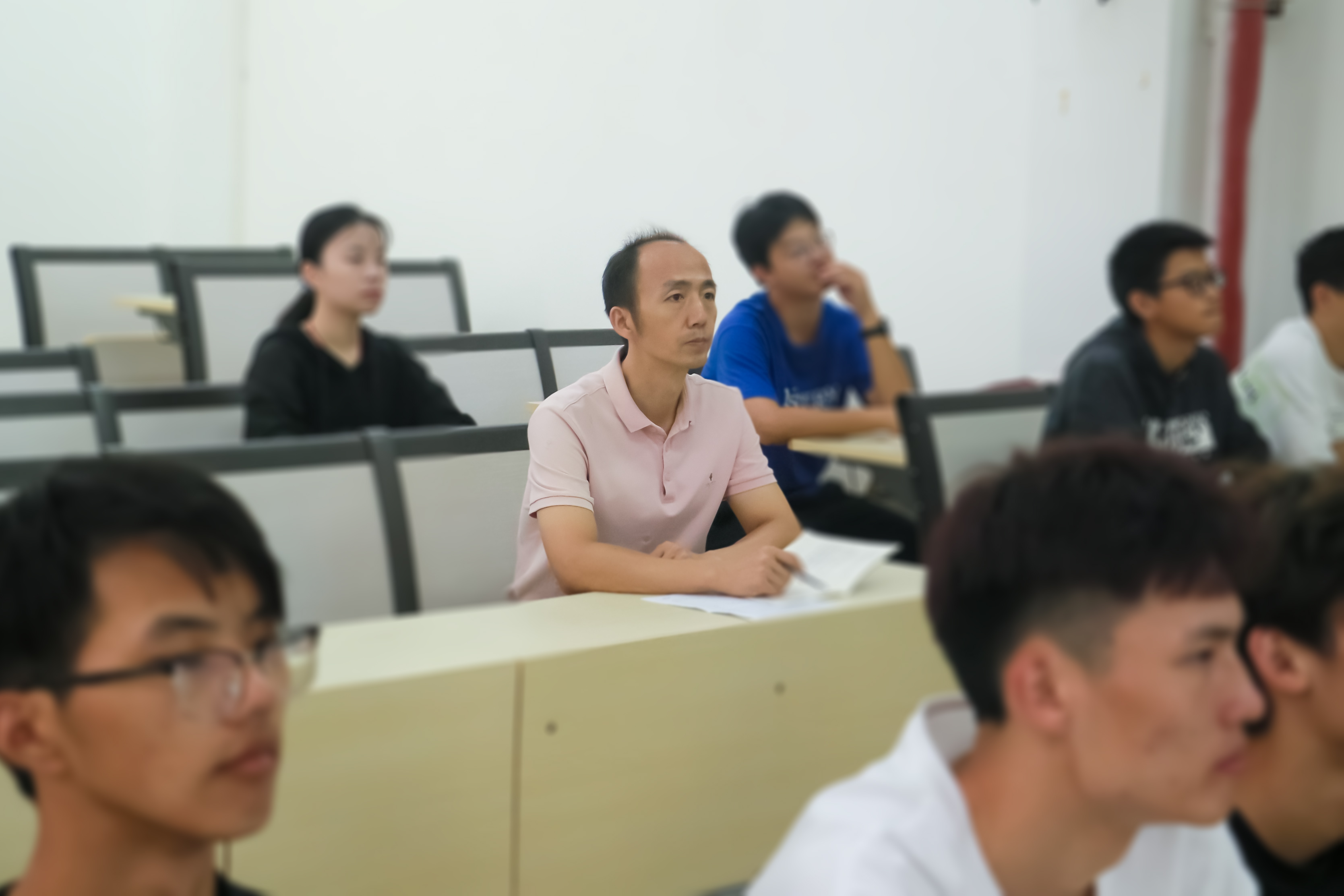 校党委副书记、副校长孔德文(中排)聆听机械与电子工程学院·软件工程学院教师邓超群的《机械制图》课程(记者 谈宇锋 摄).jpg