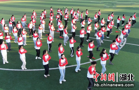 大学生跳“生命之舞” 陈冲 摄