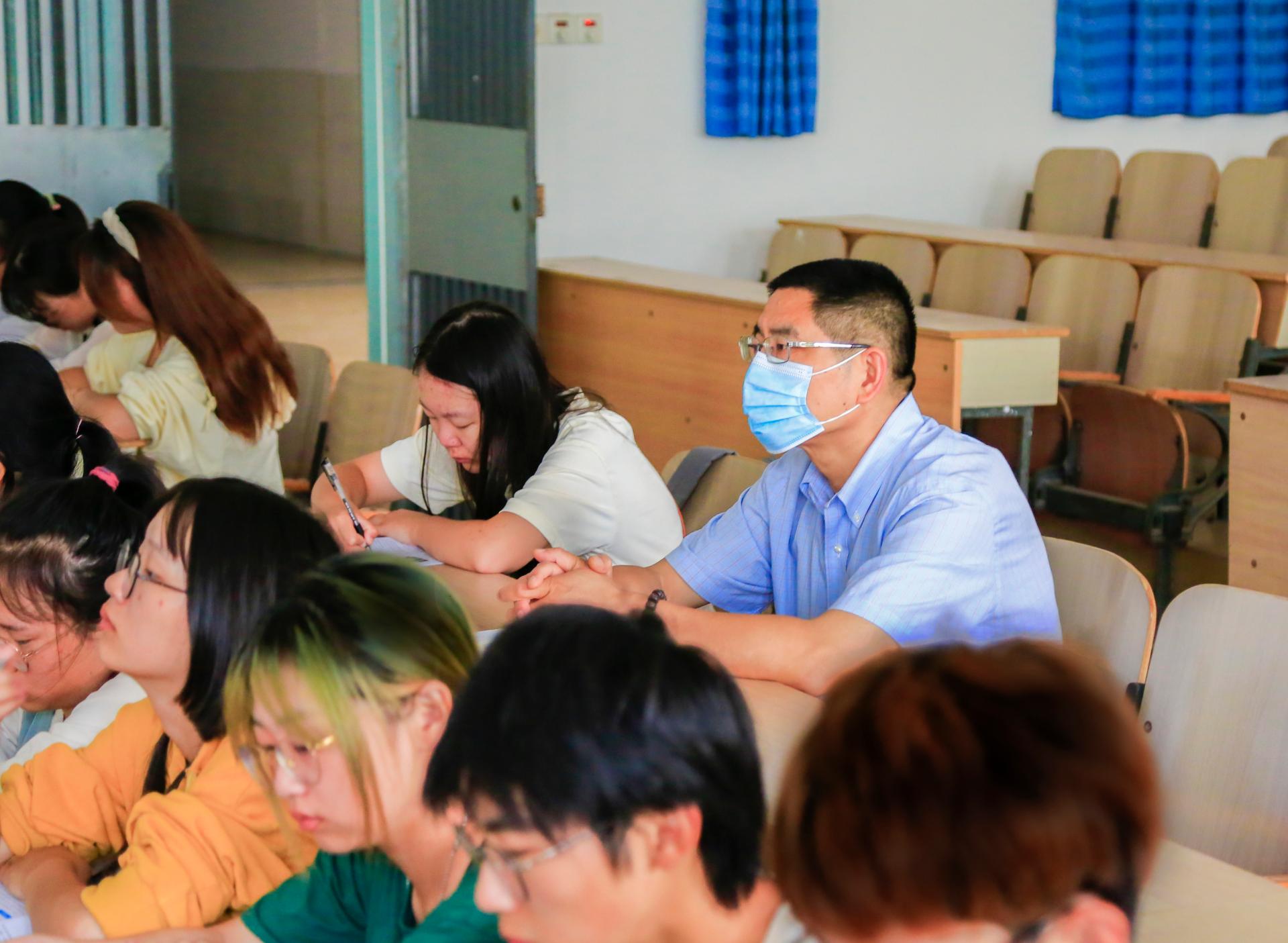 校党委书记江珩认真聆听马克思主义学院韦荣斌老师的《军事理论》课.JPG
