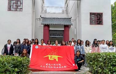 图片包含 建筑, 户外, 人, 草描述已自动生成