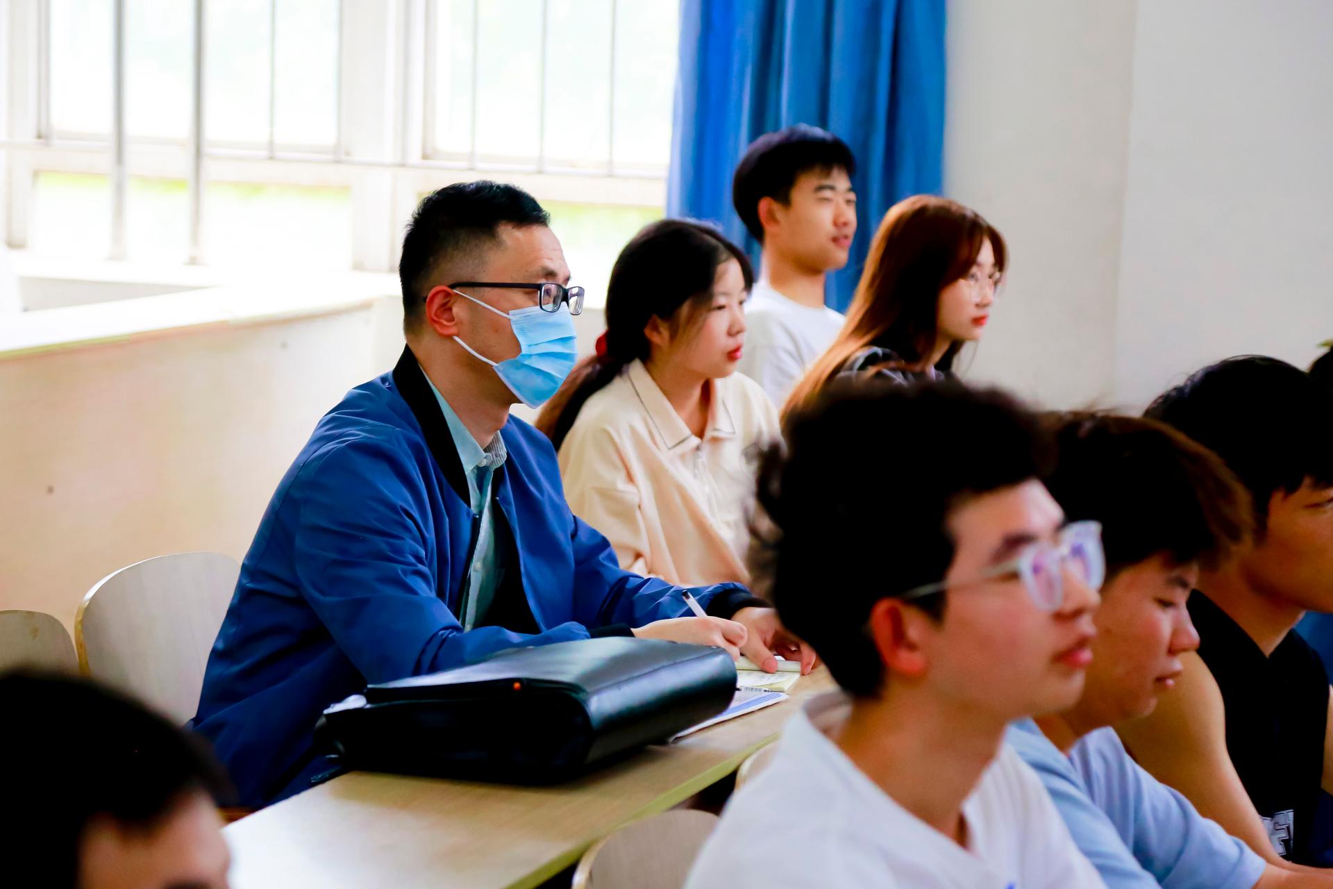校长助理、医药学院院长柯贤炳聆听医药学院教师李雪刚的《有机化学》课程.JPG