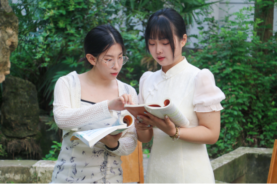 陈许晴、雷一心讨论知识点