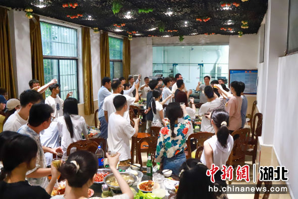 毕业宴热闹开席 