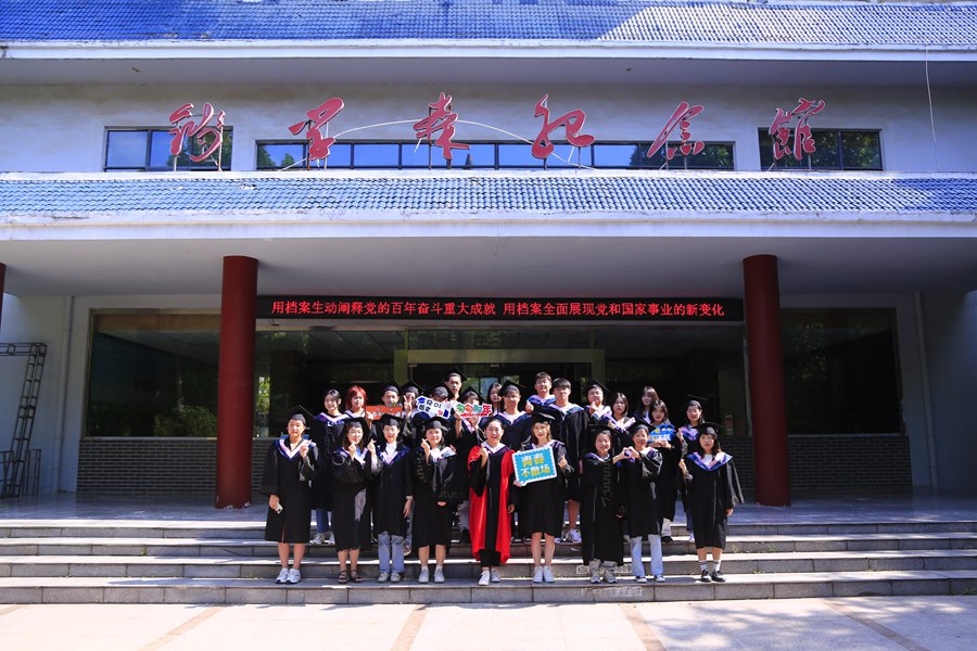 钱学森与武汉生物工程学院博物馆.jpg