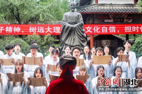 师生共诵《离骚》 汤青姣 摄