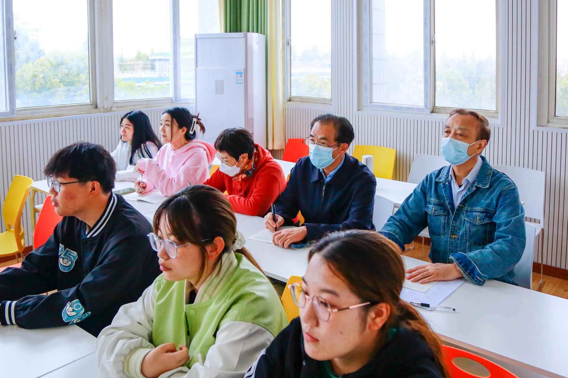 校务委员会副主任蔡红生(右二)聆听音乐学院教师邓海梅的《视唱练耳》课程.JPG