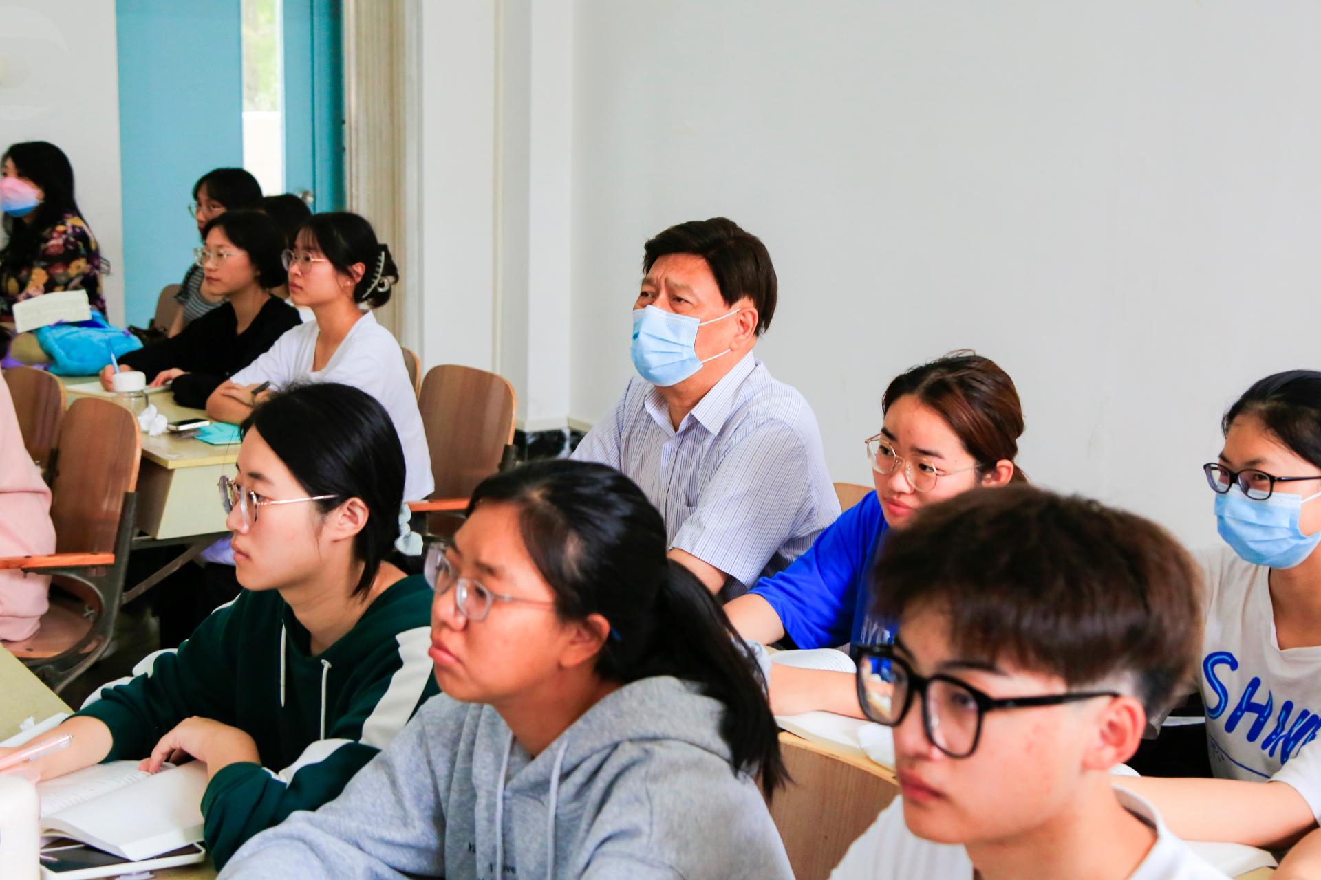 校长王祚桥深入课堂,聆听马克思主义学院教师丁丹丹的《习近平新时代中国特色社会主义思想概论》课程.JPG