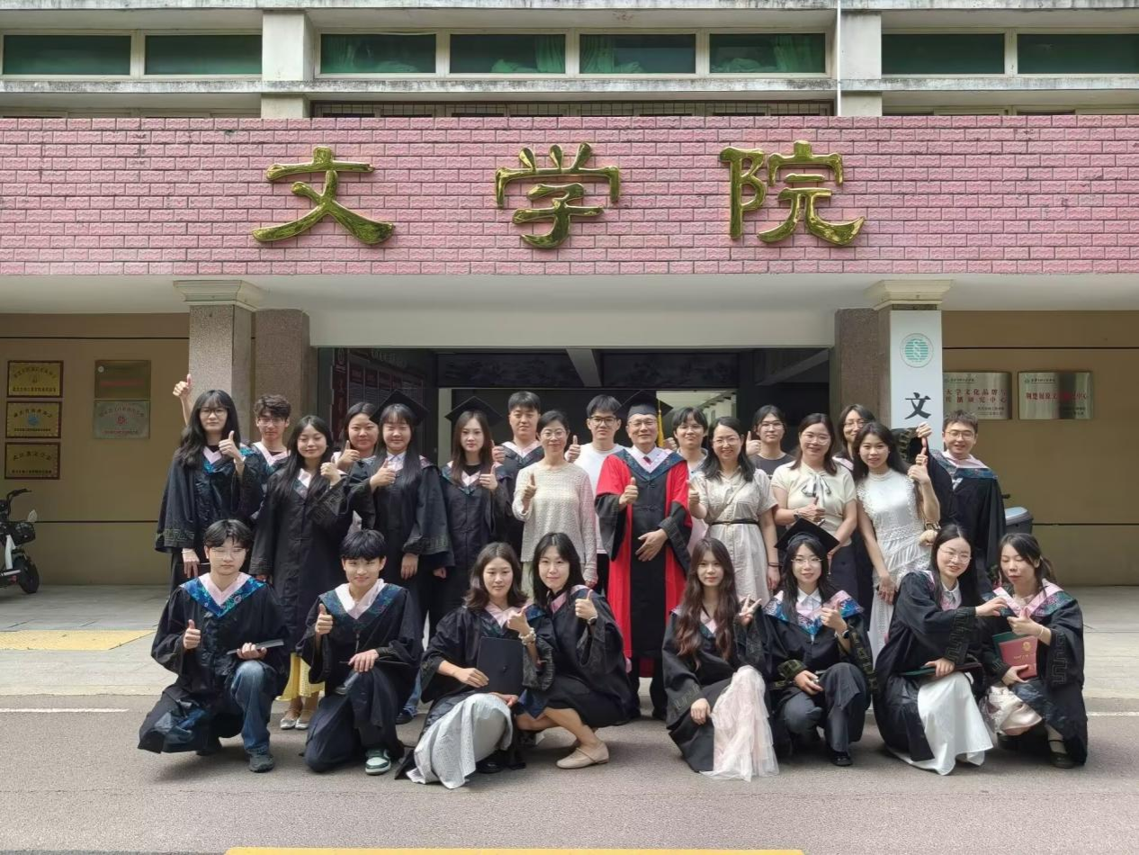 师生重走校园路 温情定格毕业韶华