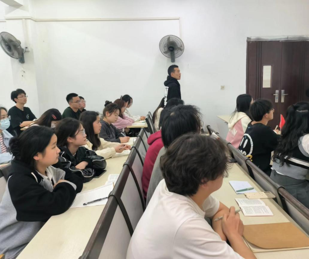 点击并拖拽以移动