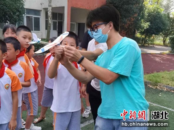 伍豪为小朋友演示航模飞行（受访者供图）