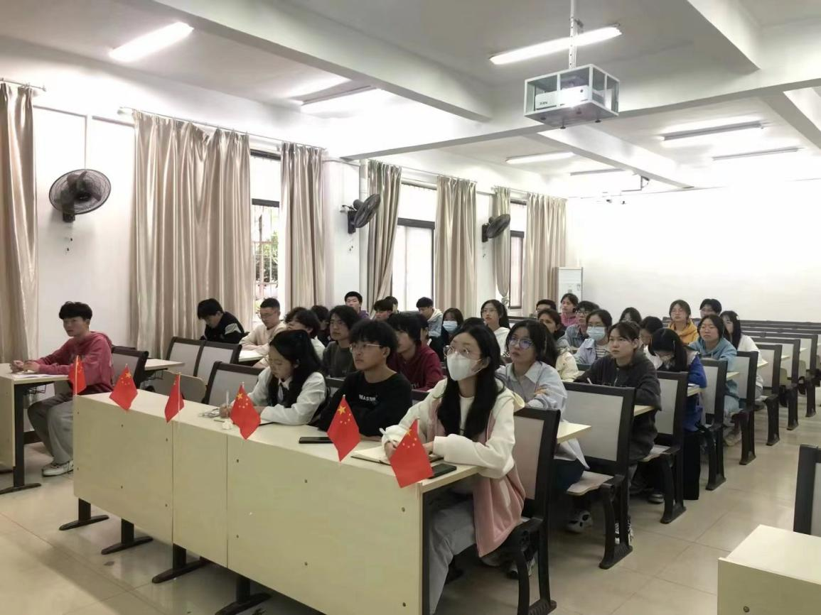 点击并拖拽以移动